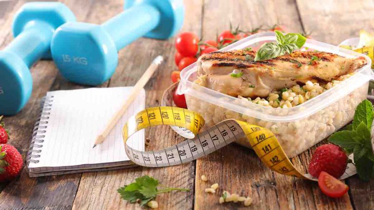 아침, 점심 및 저녁 식사를위한 균형 잡힌 식사의 예